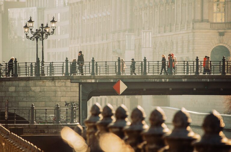 Jak podróżować bez wydawania fortuny: 10 sprawdzonych sposobów